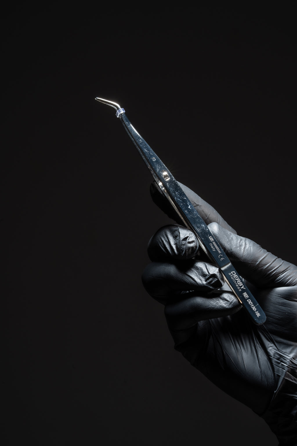 Self-Locking Tweezer